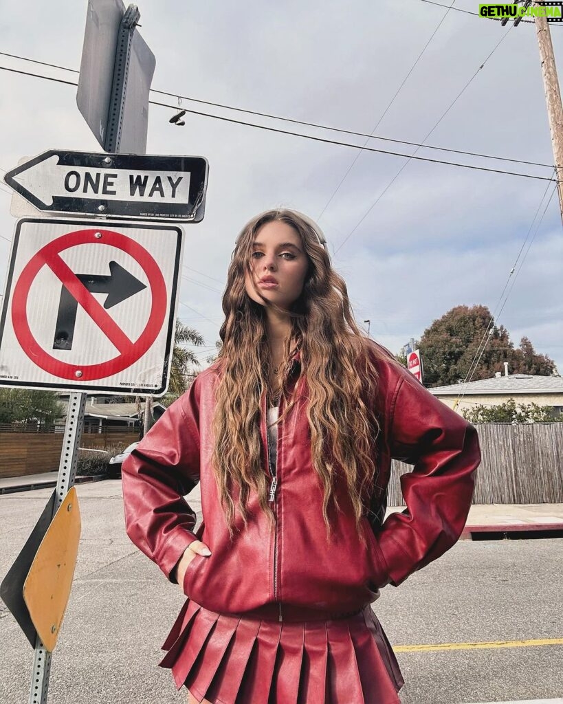Savannah Clarke Instagram - I S E E R E D _________________________________ I never view mistakes as failures They are simply opportunities To find out what Doesn’t work. ____________________________________ #Red #PleatedSkirts #ArtistCanBeIntrovertedToo #HighsAndLows #ArtistsAreHumanToo #WeHaveGoodDaysAnd…#RedBomberJacket #TanBoots #WhiteSinglets #MermaidHair #WordsOfWisdom #KeepLearning #VeniceBeach ____________________________________ Venice Beach, California