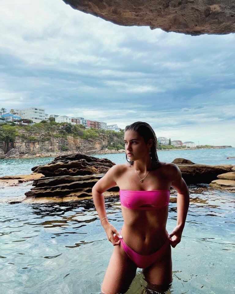 Savannah Clarke Instagram - R E - B O O T _________________________________ Re- set , re- adjust , Re- start , re- focus …. As many times as You need to. _________________________________ #SydneyBeaches #RunSwim #SummerLiving #KeepingFit #AussieFitness #Sportsawear #BikeShorts #FitnessGear #HotDays #Workouts #LifeStyle #Reboot ____________________________________ Sydney Beaches