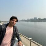 Shaan Instagram - In #ahmedabad for a Family Wedding.. we visited the #ɢᴀɴᴅʜɪᴀsʜʀᴀᴍ by the banks of the Sabarmati River .. sharing some pics ..:)) 🤗 @radhikashaan @sohamukherji @maahiforyou