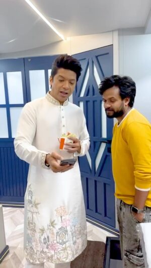 Shaan Instagram - #SundayFunday with @styles__arun 😂.. 
kahi se toh paise aayengey 🙈😂😂😂
