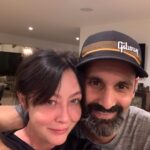 Shannen Doherty Instagram - Friends for a long time with these two. They moved to Nashville and he became Brand President of @gibsonguitar which happens to be my favorite. Truly works of art with such a distinct sound. I feel it’s time to grow my collection. And how cute is my girl with her photobomb!! Love you both @amandalchurch @gueikian @gibsonguitar #gibson #friends #wishiwastheedge