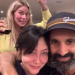 Shannen Doherty Instagram - Friends for a long time with these two. They moved to Nashville and he became Brand President of @gibsonguitar which happens to be my favorite. Truly works of art with such a distinct sound. I feel it’s time to grow my collection. And how cute is my girl with her photobomb!! Love you both @amandalchurch @gueikian @gibsonguitar #gibson #friends #wishiwastheedge