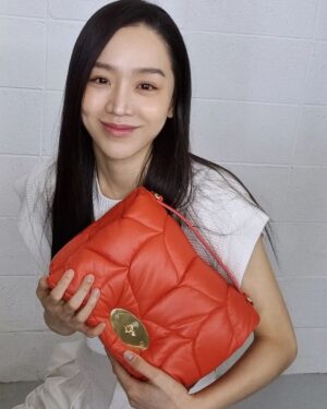 Shin Hye-sun Instagram - 폭신폭신하고 부드러운 멀버리소프티백 
 쨍한 컬러감에 눈이번쩍🤩

@mulberryengland
#MulberrySoftie #멀버리소프티백#AD