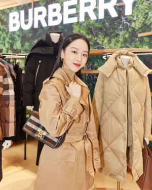 Shin Hye-sun Instagram - 버버리 신세계 강남 아우터웨어 팝업 

#Burberry #BurberryOuterwear #광고