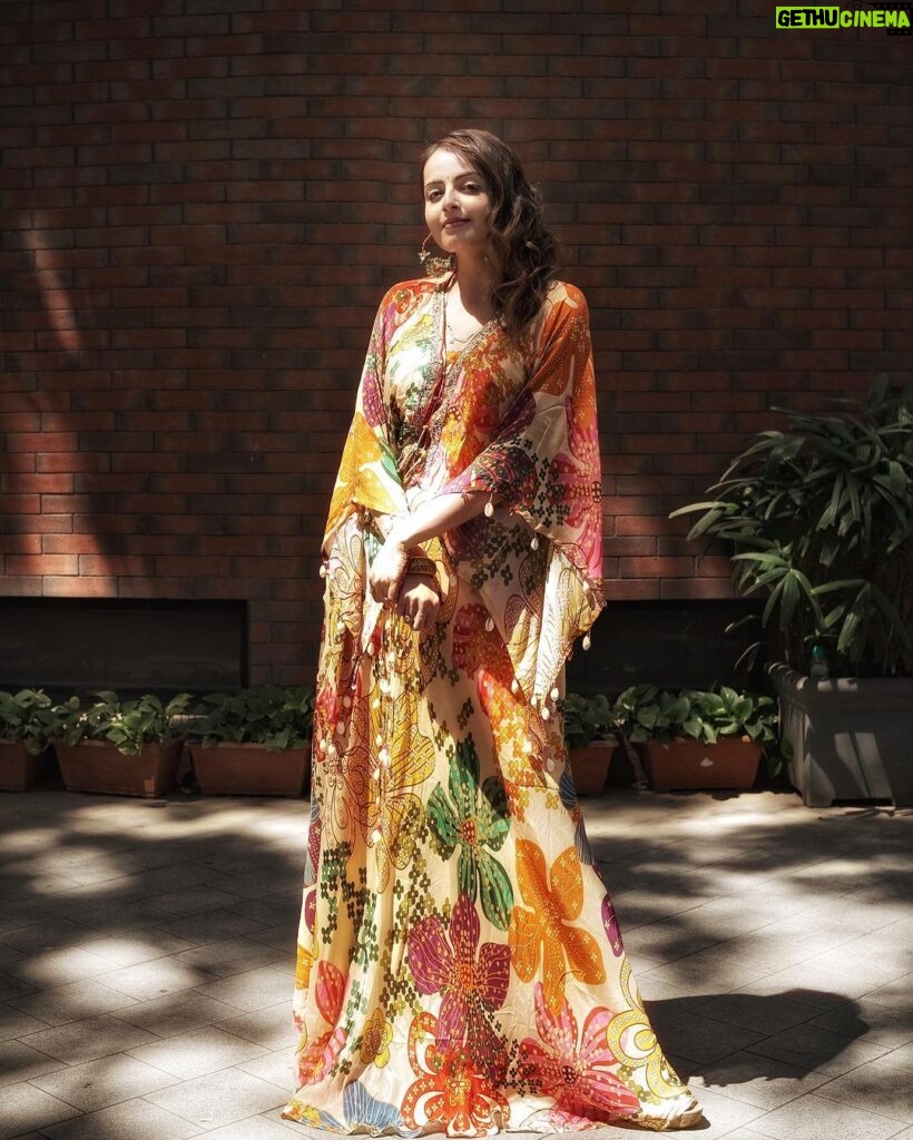 Shrenu Parikh Instagram - Sun kissed and Haldi-kissed 💛🧿 . Mere jiyaji best photographer hai! Clicked by @kapiltejwaniofficial @yourfstop Styled by @Yourstylistforever Outfit @scakhi