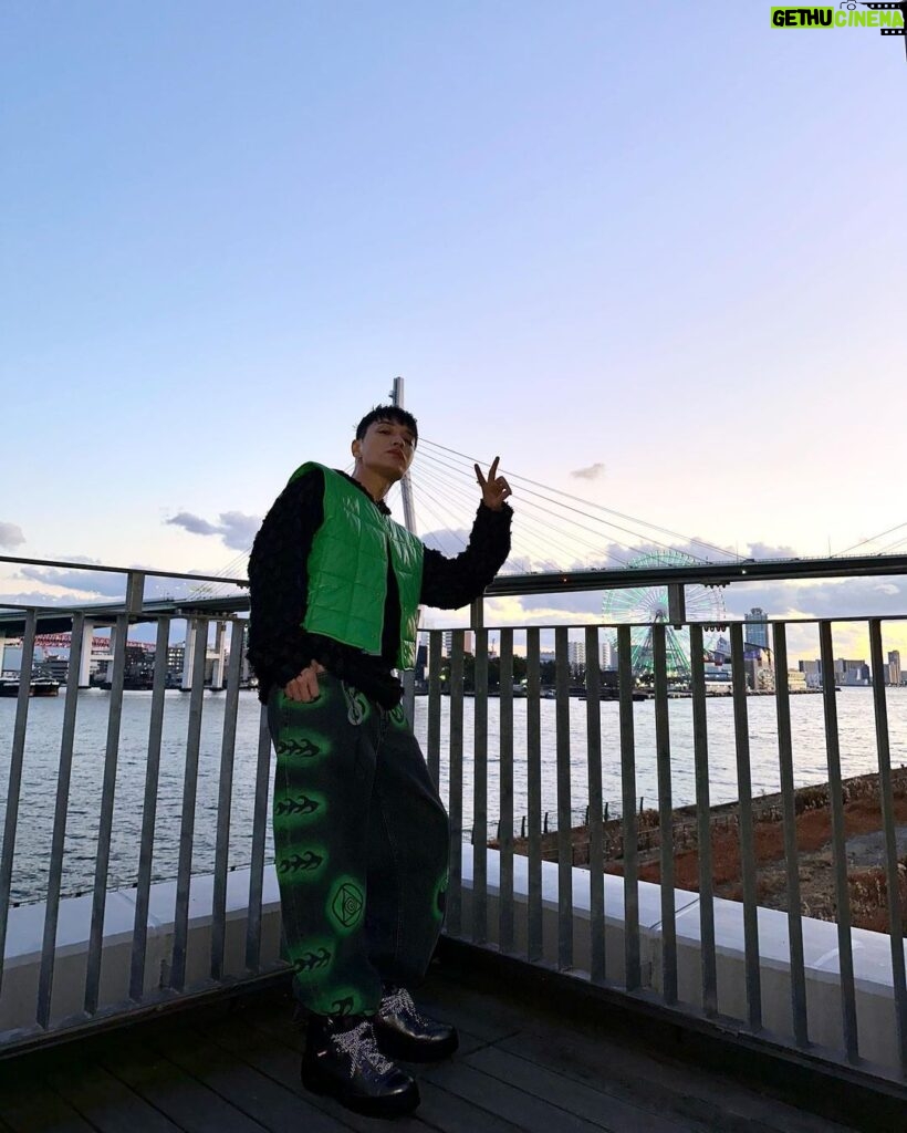 Simon Dominic Instagram - 大阪が大好きだが、大学の日本語授業の成績はC+だった。 Osaka, Japan