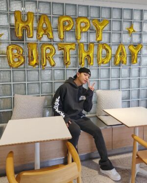 Simon Dominic Instagram - 생일은 아직 끝나지 않았다