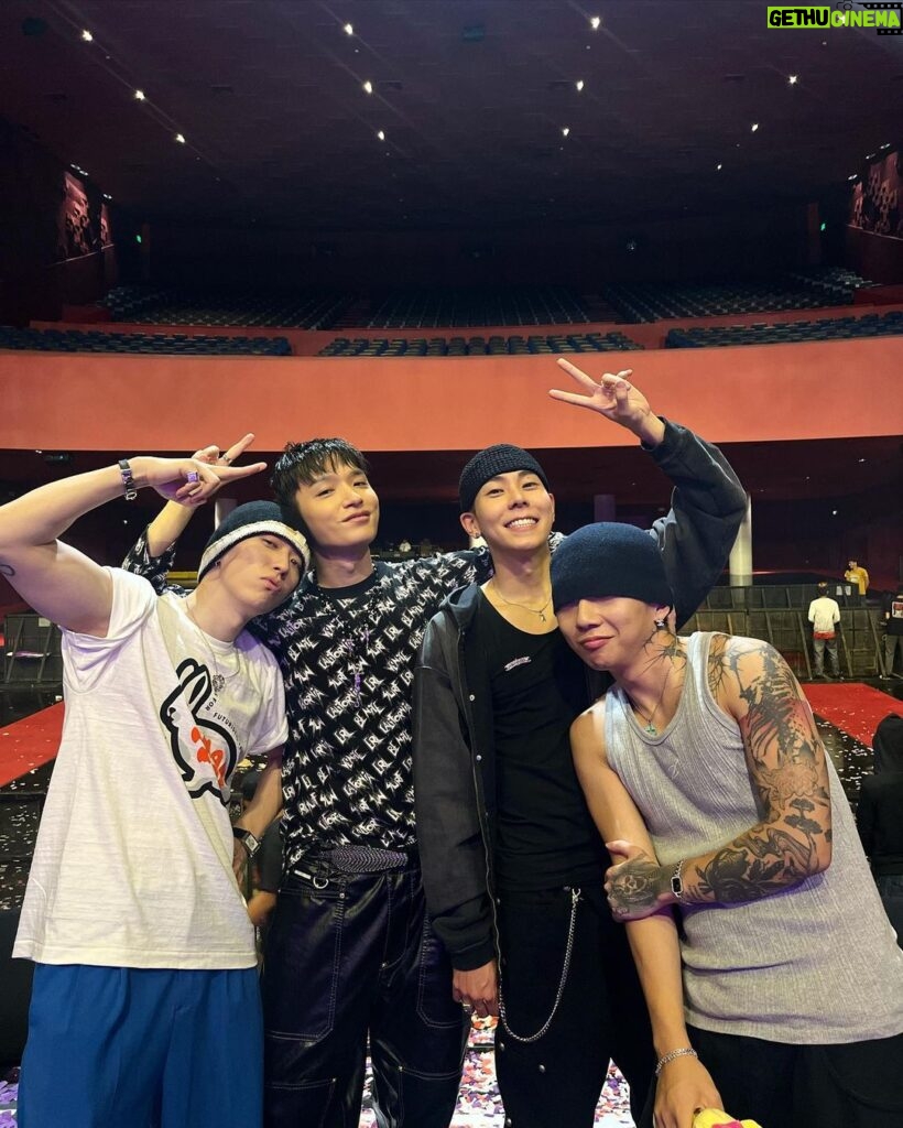 Simon Dominic Instagram - mahal kita, Manila 🤍 and pogi ako...