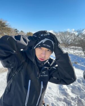 Simon Dominic Instagram - 새해 기념 맞이 한라산 성판악 코스 등반 완료. 백록담 정기 받고 온 정기석과 정상에서 먹은 인생 육개장 쳐직~