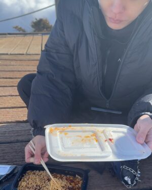 Simon Dominic Instagram - 새해 기념 맞이 한라산 성판악 코스 등반 완료. 백록담 정기 받고 온 정기석과 정상에서 먹은 인생 육개장 쳐직~