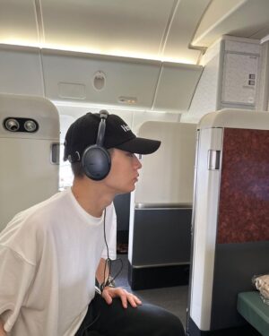 Simon Dominic Instagram - 내년에 봬요 누나