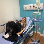 Simony Instagram - Hoje graças a Deus retomo meu tratamento. Como vocês sabem tive uma toxidade nos rins e por isso fui obrigada a parar com a imuno. Hoje é dia de agradecer a Deus mais uma vez por me permitir estar aqui e poder seguir com meu tratamento, que ainda tem mais 2 anos pela frente . Quero deixar minha gratidão ao meu médico @drfernandomaluf sempre muito cuidadoso, a @dra.francinneteixeira a minha nefrologista @ledalotaif que foi muito maravilhosa comigo, @hcor minha segunda e ela a enfermeira que eu amo @danieleteche casa. Eu sou só gratidão sempre. Meus filhos, meu marido, minha mãe, minha família e vocês que de longe me dão tanto amor. Vamos em frente UM DIA DE CADA VEZ Eu posso Eu acredito Eu consigo ❤️🙏 Obs continuo zerada vou repetir os exames em fevereiro 🙏