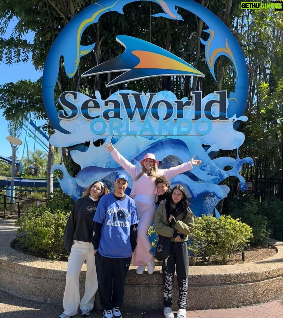 Simony Instagram - Que delícia estar hoje aqui no @SeaWorldOrlandoBR tem várias montanhas russas diferente, fora os golfinhos, baleia,tubarão muito incrível 😻. Muito obrigada @seaworldorlandobr e @roteirovip @mcryan @pybenelli @euayshabenelli @anthonybenellide Sea World In Orlando, Florida