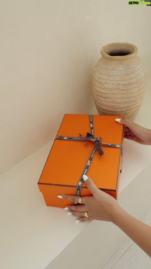 Sofia Andres Instagram - unboxing this 🍊 box from the sweetest @maisonluxeph fresh from Paris! sending some love from here in manila! 🫶🏻
