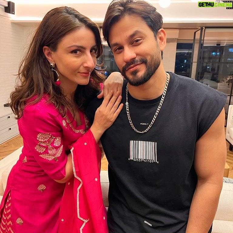Soha Ali Khan Instagram - As the season gets colder, and we get a little bit older, its nice to lean on your shoulder, and share looks that smoulder…❤️