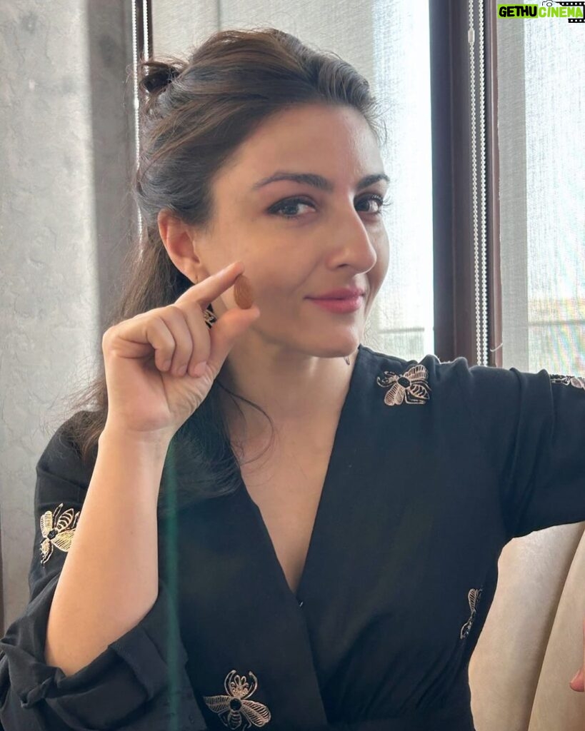 Soha Ali Khan Instagram - ‘Leave your drugs in the chemist’s pot if you can heal the patient with food’ - Hippocrates #healthyfood #almonds #snack #fitness @californiaalmonds