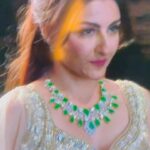 Soha Ali Khan Instagram - A little shimmer to help with the Monday blues ✨ #bombaytimesfashionweek @bombaytimes @riyazgangjilibas #fashion