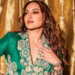 Sonakshi Sinha Instagram - If the phrase “Green with Envy” had a face… it would be Fareedan 🐍 #HeeraMandipromotions #HeeraMandionNetflix