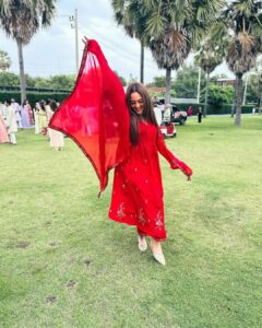 Sonakshi Sinha Instagram - I was dancing coz i won the @filmfare award for #Dahaad.. i just dint know it yet 😜 Red for the baraat ❤️ #weddingSZN