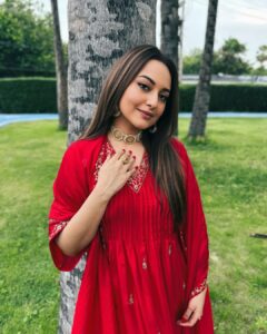 Sonakshi Sinha Instagram - I was dancing coz i won the @filmfare award for #Dahaad.. i just dint know it yet 😜 Red for the baraat ❤️ #weddingSZN