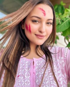 Sonakshi Sinha Instagram - Holi ki hardik shubhkamnaen ❤️✨