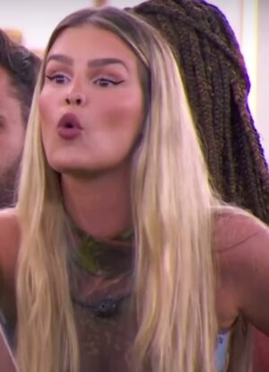 Sonia Abrão Instagram - BBB24 “Cobra é teu koo, teu koo, teu koo, teu koo, teu koo….” e assim segue YASMIN por mais de dez vezes, totalmente possuída pela baixaria! LEIDY, faz um favor: vai dar vexame em casa, vai!!! Se juntar as duas, é uma mistura de cruz credo com Deus me livre!!! Tô fora!!! #forayasmin #foraleidyelin (Vídeo: GloboPlay) #SoniaAbrao #ATardeESua #CALONE #DBIPro