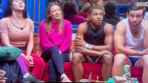 Sonia Abrão Instagram - BBB24 TADEU COMUNICA OS BROTHERS SOBRE EXPULSÃO DE WANESSA: “ELA DESCUMPRIU UMA REGRA DO PROGRAMA E TÁ FORA DO JOGO! A GENTE SEGUE POR AQUI, BOLA PRA FRENTE! HOJE TEMOS PROVA DO ANJO, MAIS UMA VEZ UMA PROVA IMPORTANTÍSSIMA!”. Vida que segue na casa mais vigiada do Brasil! 👀👀👀 (Vídeo: @globoplay) #SoniaAbrao #ATardeESua #CALONE #DBIPro