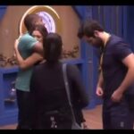 Sonia Abrão Instagram - BIA ELIMINADA! 82.61% A rejeição veio, mas a vingança, não! Depois de negar um abraço a Davi, ela voltou atrás,quando o brother pediu pela segunda vez, e atendeu ao desejo do ex-aliado! Davi disse: “O jogo acabou, Bia!” e ela respondeu: “Eu sei quem eu sou!”. Quase que a discussão começou de novo, mas a sister desejou boa sorte pra ele e foi embora! Graças a Deus! Vem, Bia, gritar “É o Brasil do Brasil” aqui fora! Colheu o que plantou! 🤷🏻‍♀️👋 (Vídeo: Rede Globo)