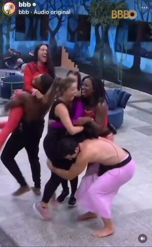 Sonia Abrão Instagram - PROVA DO LÍDER! É O BRASIL DO BRASIL!, como Bia sempre grita em seu bordão!!!! A comemoração da vitória dela em dupla com a Cunhã foi grande! DAVI E MATTEUS ficaram eufóricos!!! Qual das duas ficará com a liderança? Quem ficará com os 50 mil ou a imunidades? A festa do líder será do Boi Garantido ou do rapa? E o que será de RODRIGUINHO que não suportará ver DAVI como convidado no Quarto do Líder? Pede pra sair ou vai se aliar aos inimigos? 😂😂😂😂 (Vídeo: @bbb) #SoniaAbrao #ATardeESua #CALONE #DBIPro