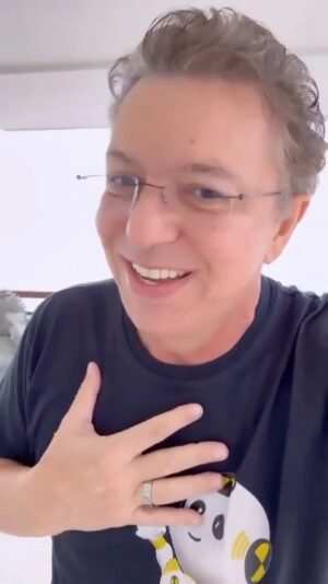 Sonia Abrão Instagram - OBRIGADAAAAAA, BONINHO! 🙏🎁 Amei os dummies-bebês das suas camisetas! São lindinhas! Sucesso garantido! Vou desfilar com a minha durante todo o programa! 😂🥰🙏 (Vídeo: @jbboninho)