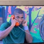 Sonia Abrão Instagram - BBB24: DAVI ATENDEU O BIGFONE E TÁ IMUNE! 🙌 Mas teve que distribuir 9 pulseiras vermelhas entre os brothers sem saber o que elas significam! MC Bin, Rodriguinho, Geovana, Pitel, Lucas, Leid, Juninho, Yasmin e Marcus Vinícius foram os escolhidos por Davi! O resto é mistééério!!!! Só espero que ele não tenha favorecido os “inimigos” sem saber! 🤦🏻‍♀️ (Imagens: Rede Globo) #SoniaAbrao #ATardeESua #CALONE #DBIPro