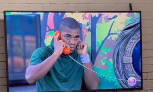 Sonia Abrão Instagram - BBB24: DAVI ATENDEU O BIGFONE E TÁ IMUNE! 🙌 Mas teve que distribuir 9 pulseiras vermelhas entre os brothers sem saber o que elas significam! MC Bin, Rodriguinho, Geovana, Pitel, Lucas, Leid, Juninho, Yasmin e Marcus Vinícius foram os escolhidos por Davi! O resto é mistééério!!!! Só espero que ele não tenha favorecido os “inimigos” sem saber! 🤦🏻‍♀️ (Imagens: Rede Globo) #SoniaAbrao #ATardeESua #CALONE #DBIPro