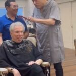 Sonia Abrão Instagram - SILVIO SANTOS REAPARECE NO SALÃO DO JASSA! O animador esteve lá, hoje, para cortar e tingir os cabelos! Silvio acabou se encontrando com Milton Neves, que tbm tinha ido dar um trato nos fios e brincou de pentear o dono do SBT. Ficou a pergunta que não quer calar: Silvio renovou o visual para voltar à TV? Tomara!!!! 🤗😍📺 (Vídeo: @abravanews/ Fotos: @jassajj) #Soniaabrao #ATardeESua #CALONE #DBIPro