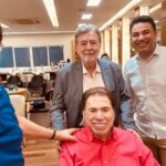 Sonia Abrão Instagram - SILVIO SANTOS REAPARECE NO SALÃO DO JASSA! O animador esteve lá, hoje, para cortar e tingir os cabelos! Silvio acabou se encontrando com Milton Neves, que tbm tinha ido dar um trato nos fios e brincou de pentear o dono do SBT. Ficou a pergunta que não quer calar: Silvio renovou o visual para voltar à TV? Tomara!!!! 🤗😍📺 (Vídeo: @abravanews/ Fotos: @jassajj) #Soniaabrao #ATardeESua #CALONE #DBIPro