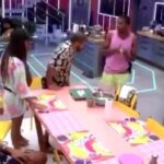 Sonia Abrão Instagram - A HISTÓRIA SE REPETE: cena do BBB21 qdo LUCAS KOKA PENTEADO tenta socializar na cozinha e o pessoal se levanta da mesa e o deixa falando sozinho! Outros permanecem em silêncio e teve tbm quem deu as costas! Ignorado, claramente hostilizado, ficou tão abalado emocionalmente, por essas e outras piores ainda, que pediu pra sair! Esse momento me dói até hj, me lembra o que o DAVI vem passando agora no BBB24! Se serve pra consolo: os que boicotaram LUCAS foram saindo um por um e com alto índice de rejeição! Os que boicotam DAVI que aguardem! 👀👀👀👀👀 VOLTO A FRISAR: o fato dessa imagem do BBB24 ter sido editada - Davi já estava no sofá qdo os brothers foram embora e não qdo ele chegou - o constrangimento que sofreu foi igual ao de LUCAS em 2021, pois a rejeição, independentemente da situação, foi a mesma! Por isso o protesto continua válido! #FICADAVI (Imagens: Rede Globo) #SoniaAbrao #ATardeESua #CALONE #DBIPro