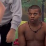 Sonia Abrão Instagram - É SACANAGEM, BRASIL!!! O que estão fazendo com o DAVI nesse BBB é covardia, humilhação! Sim, ele falou coisas que não devia, teve alguns momentos explosivos, gritou, se tornou chato e irritante outras vezes, como eu já disse, mas NADA QUE JUSTIFIQUE SER CANCELADO DENTRO DO PRÓPRIO JOGO!!! Querer botar no paredão é uma coisa, eliminar ainda na casa, é mesquinho e cruel! Gostar não é obrigatório, respeitar como ser humano é o básico e fundamental! Condenar DAVI ao isolamento como fizeram nessa madrugada, ao se retirarem em 2 minutos e meio assim que ele chegou, só mostrou uma jogada de gente pequena, pobre de espírito! E SÓ TEM UMA MANEIRA DE REAGIR A ISSO: DAVI VOLTAR DO PAREDÃO pela 3ª vez - pq só por milagre não será indicado - pra dar um belo tapa na cara desses maus jogadores! Isso só depende de vcs, o grande público que tem o poder do voto! Tô nessa! #FICADAVI 💪💪💪 ATUALIZANDO: O vídeo foi editado, mostrando que, na real, DAVI estava lá o tempo todo, mas é inegável que ali houve uma reação hostil ao se levantarem todos ao mesmo tempo, não foi “coincidência”, nem apenas “efeito” da festa! Por isso, se não for por esse momento absurdo, vamos votar pelo “conjunto da obra”do que andam fazendo com ele em matéria de isolamento há vários dias: FICA DAVI!!! Tô nessa #FICADAVI (Imagens: Rede Globo) #SoniaAbrao #ATardeESua #CALONE #DBIPro