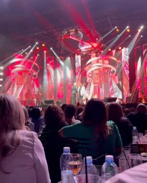 Sonia Abrão Instagram - SHOW DO LEONARDO EM SAMPA: ELE CANTOU COM O FILHO ZÉ FELIPE, QUE LEVOU A FILHINHA MARIA FLOR AO PALCO! Momento. Ternura em família! 🥰 (Vídeos: @bellamorais) #SoniaAbrao #ATardeESua #CALONE #DBIPro