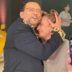 Sonia Abrão Instagram - Hoje dei uma escapada do meu estúdio e fui xeretar o trabalho do meu amigão, @geraldoluistv, no estúdio dele! 😄 E tava uma agitação danada! Só alegria! 🥰 Daqui a pouco, 22:40 h, ele estará no ar com o ULTRASHOW, o game onde grana é o que não falta e sobra animação! Direção geral @eliasdesouzaabrao! Na REDE TV! 📺👏👏👏👏