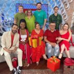 Sonia Abrão Instagram - A TARDE É SUA: ESPECIAL DE NATAL, HOJE, ÀS 15:00 H, NA REDE TV! O programa terá o “AMIGO DA ONÇA”, a entrega de presentes que é o avesso do “AMIGO SECRETO”, tudo na base da trollagem entre a nossa equipe. Né, @vladimiralves, @alessandrolobianco, @aarontura, @gabperline, @marciapiovesan_, @janrios.oficial, @soujuliealves, @jujudariva? Vcs nem imaginam quem é o meu “amigo da onça” e o “presente” que ele me deu! Chocante! 😱 Confiram! Já Já!!! 🎅🏻🎄❤️