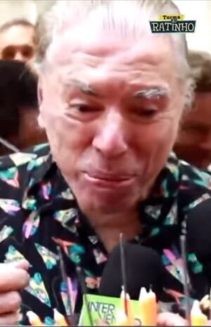 Sonia Abrão Instagram - SILVIO SANTOS SE EMOCIONA COM FESTA DOS FÃS NA PORTA DE SUA CASA! Quando cantaram “Parabéns pra Você”, ele quase não conseguiu segurar as lágrimas! Silvio tbm disse que volta à TV, mas, por enqto está com preguiça: “Eu já fiz isso por 60 anos da minha vida!”. Hoje, ao completar 93, deu mais um show!!! Continua gigante na comunicação! Como não amar? ❤️ Todos os aplausos pra ele! 👏👏👏👏👏👏👏👏👏👏👏👏👏👏👏👏👏👏❤️🎂 (Vídeo: @turmadoratinho)