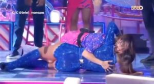 Sonia Abrão Instagram - BBB24 IVETE SEMPRE MA-RA-VI-LHO-SA!!! DERRUBOU BIA NO CHÃO PRA ACABAR COM A BRONCA DO POVO EM CIMA DELA POR TER DADO UM TOMBO NA SABRINA!!! TÔ RINDO ALTO!!! NÃO SOBROU UM GNOMO VIVO AGORA! 😂😂😂😂 (Vídeo: @globoplay/by @hugogloss)