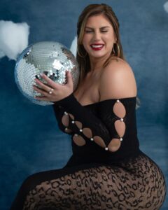 Sophie Hall Instagram - HAPPY BIRTHDAY TO ME 🎁 @fashionnovacurve Sierra seamless jumpsuit- Plus
