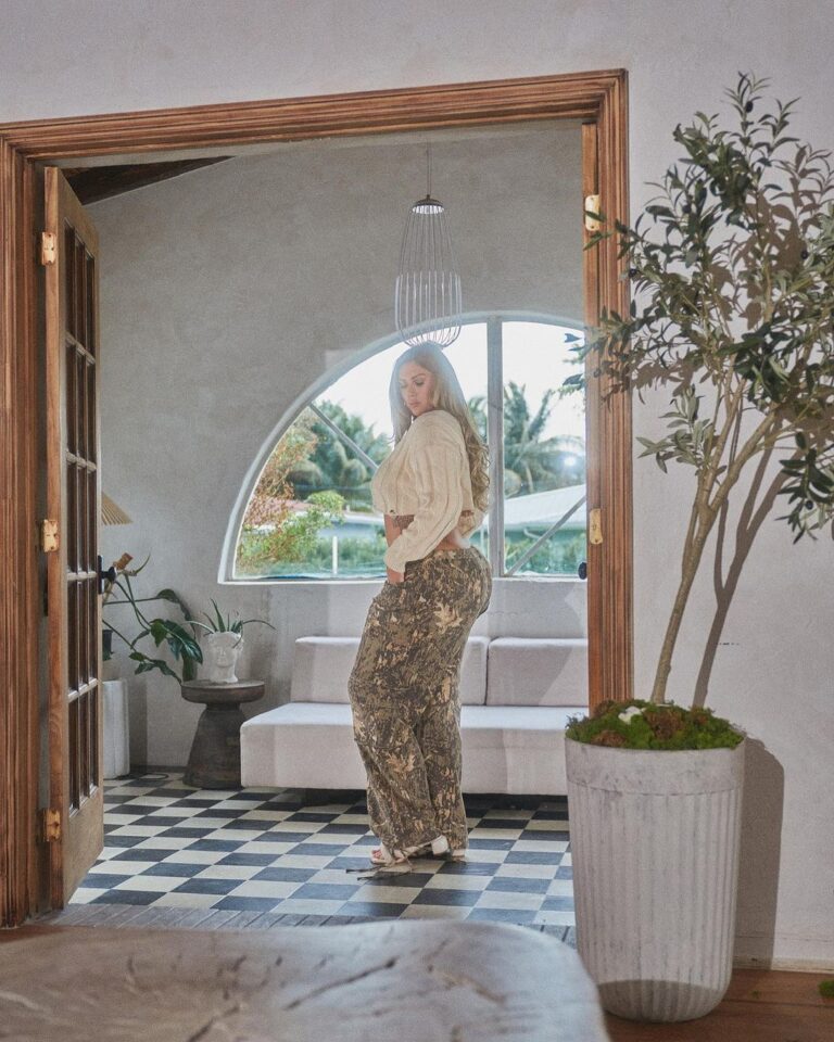 Sophie Hall Instagram - Do you see me? @fashionnovacurve Stayn’ In Tune Sweater- 1X Topanga Camo Cargo Pant- 3X