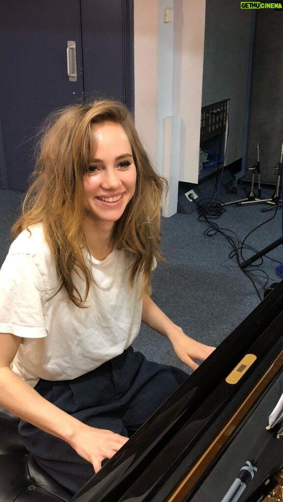Suki Waterhouse Instagram - one of the most amazing things about playing Karen was the huge challenge we all head to learn our instruments. @evanvidar was in charge of taking me from nursery rhymes to Bach in a short space of time! always incredibly grateful for the incredible patience of our teachers and @primevideo @hellosunshine for the huge amounts of work that went into getting us ready 🎸