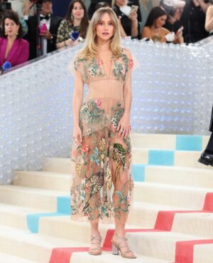 Suki Waterhouse Instagram - Karl Lagerfeld: A Line of Beauty 
@fendi Women’s Spring/Summer 2019 gown by Karl Lagerfeld ❤️