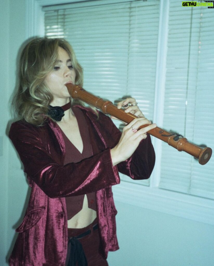 Suki Waterhouse Instagram - the recorder sessions @daisyjonesandthesix 🥰 so exited for new episodes dropping this Friday!! @primevideo