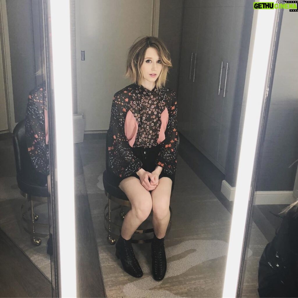 Taissa Farmiga Instagram - Check meow-t 😸 Bts pic from @themulefilm press day yesterday 📸+💆🏼‍♀️: @brianfisherhair 💄: @eleanormakeup 👗: @micaela L'Ermitage Beverly Hills