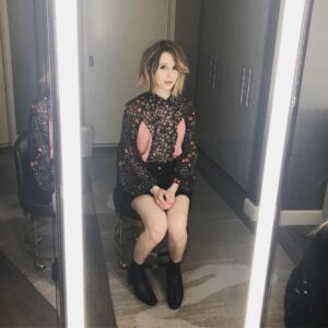 Taissa Farmiga Instagram - Check meow-t 😸 Bts pic from @themulefilm press day yesterday 📸+💆🏼‍♀️: @brianfisherhair 💄: @eleanormakeup 👗: @micaela