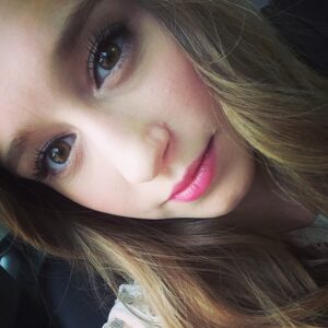 Taissa Farmiga Instagram - #GoldenGlobes Selfies are required.