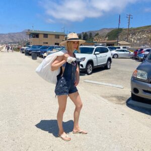 Taissa Farmiga Instagram - Beach what up 🏝

📷: @luellarochemusic 
🧡: @hadleyk